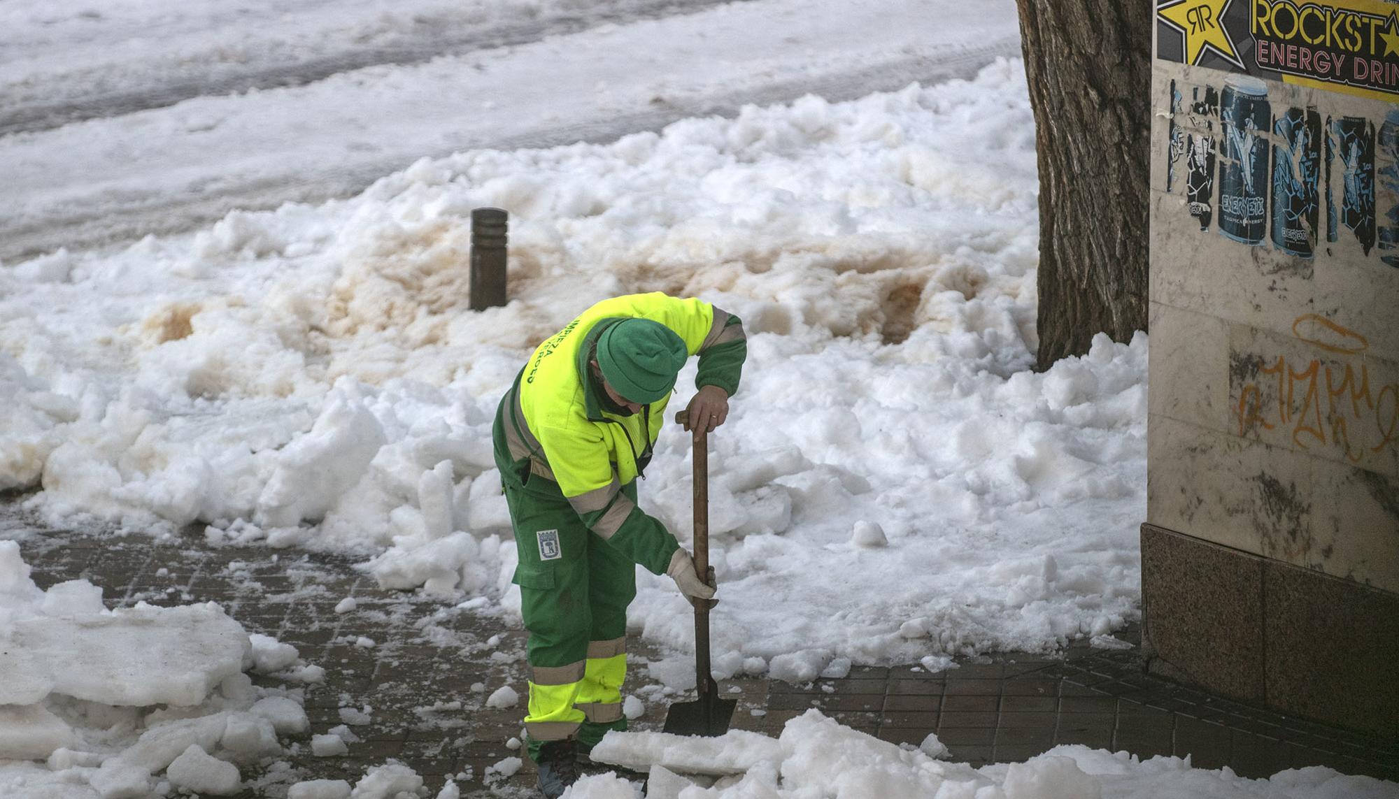 Trabajadores durante la nevada - 2